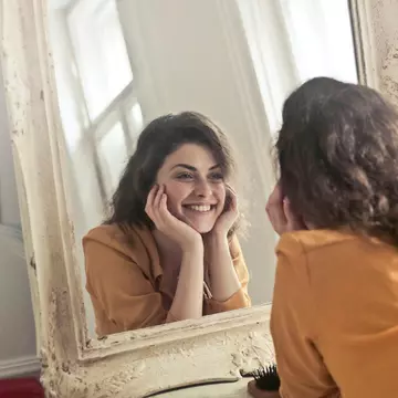 Frumusețe fără efort: Cum să adopți stilul „skinimalism” pentru o rutină de beauty simplă și de efect