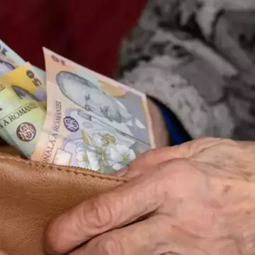 Când intră banii de pensii în martie 2026. Calendarul plăților pentru seniori