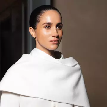 Meghan Markle, apariție surpriză la Paris Fashion Week. Ducesa de Sussex a ales două ținute Balenciaga