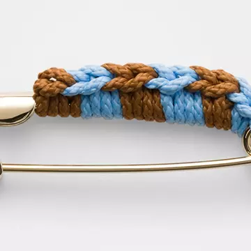 Prețul exorbitant al broșei Prada în formă de ac de siguranță: „E costul chiriei mele!!!”