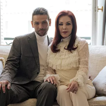 Priscilla Presley, detalii din culisele mariajului cu Elvis Presley, într-un interviu exclusiv pentru Elle România: „Nu am vrut să fiu doar soția lui”