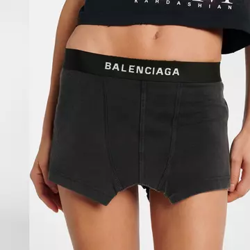 Balenciaga șochează din nou. Cât costă fusta mini care arată ca o pereche de boxeri bărbătești