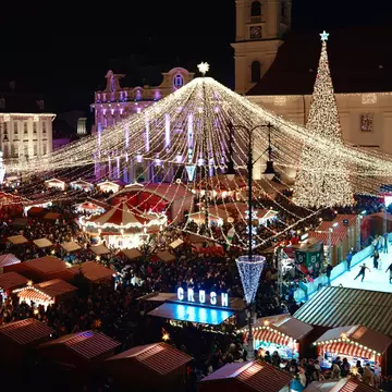 Cât costă un pahar de vin fiert și două sarmale la Târgul de Crăciun din Sibiu: „Este scump cam tot”