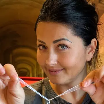 Gabriela Cristea și-a împodobit bradul de Crăciun. Vedeta a ales o culoare specială