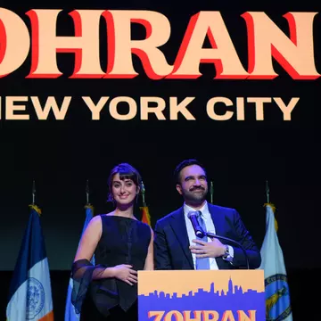 Cine este Rama Duwaji, soția primarului din New York, Zohran Mamdani. Are 28 de ani și este artistă