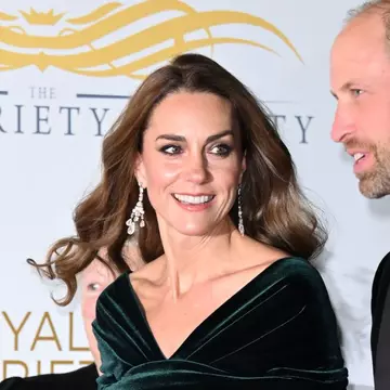Kate Middleton, într-o rochie spectaculoasă de 1.600 lire sterline. Cu cine s-au întâlnit Prințesa de Wales și Prințul William: „Să nu le spuneți copiilor noștri”