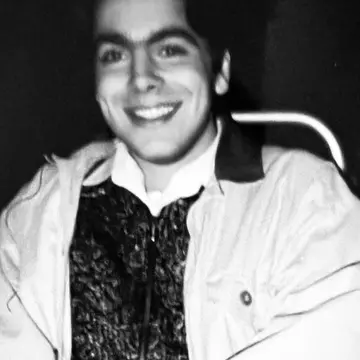 Recunoști tânărul din imagine? Vedeta noastră avea 18 ani în fotografie. "Debutul pasiunii mele!"