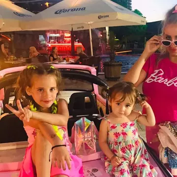 Fiica cea mare a Sânzianei Buruiană va reprezenta România la „Best Kids Model of the Universe”. Izabela Zuluf participă la concursuri de la 3 ani