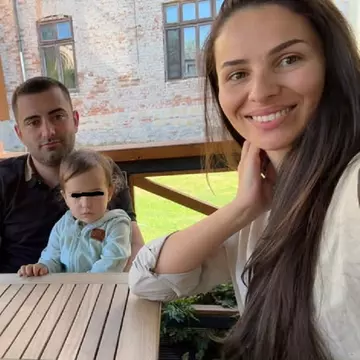 Sara, fetița care a murit în urma unei intervenții stomatologice, înmormântată în orașul natal. De ce a lipsit mama fetei de la funeralii. "Ne-a nenorocit!"