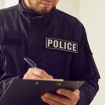 Un bărbat și-a ținut mama moartă în pivniță timp de trei ani pentru a-i încasa pensia