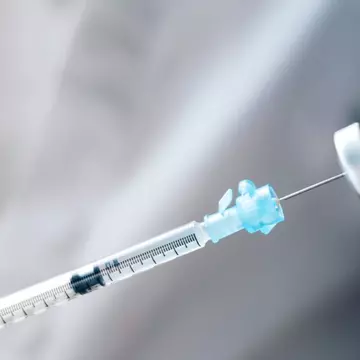 Vaccinul anti-covid dublează rata de supraviețuire a pacienților cu cancer. Descoperirile oamenilor de știință