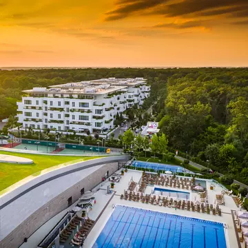 Viața de zi cu zi într-o comunitate internațională exclusivistă: cum trăiesc și interacționează rezidenții Stejarii