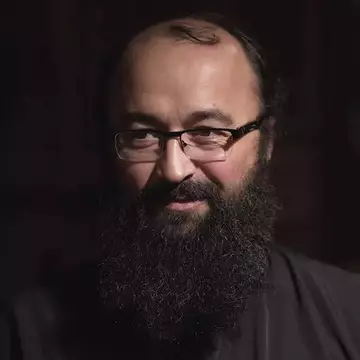 Scandalul sexual al preotului Visarion Alexa. Mărturisirile incredibile ale victimei: „Mi-a spus că vrea să stea un pic cu mâinile pe fesele mele”