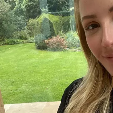 Ellie Goulding este însărcinată din nou. Cântăreața și-a etalat burtica de gravidă la Fashion Awards 2025