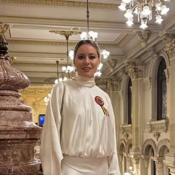 Cum arată rochia purtată de Laura Cosoi la Palatul Cotroceni, pe 1 decembrie. Actrița a fost criticată pentru ținuta aleasă