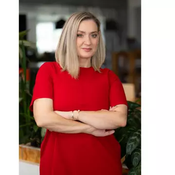 Noi beneficii pentru clienții ING „la pachet”. Modificările vizează comisioanele, dobânzile și cursul valutar