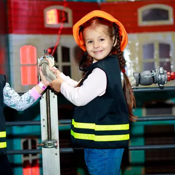 Prin joacă devin eroi: cum îi ajută jocurile de rol pe copii să se descopere