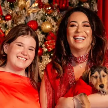 Oana Roman și-a împodobit bradul de Crăciun. Vedeta a ales o fundă roșie uriașă: „Am făcut ceva «în trend»”