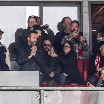 Ryan Reynolds și partenerul lui de afaceri, actorul Rob McElhenney, au vândut o parte din Clubul Wrexham AFC unui fond american de investiții