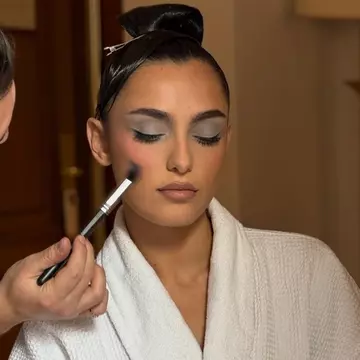 Tendințele de machiaj care vor defini anul 2026. Piele de super model și buze „sărutate”