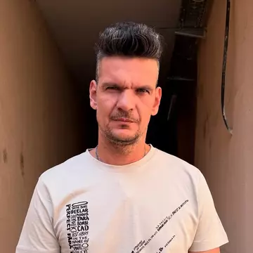 Tudor Chirilă, impresionat de o femeie care a mers să-i pomenească pe cei împușcați din ordinul lui Ceaușescu la Revoluție: „Am rugat-o s-o fotografiez”. Imaginea s-a viralizat