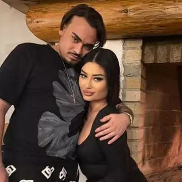 Adrian Minune Jr. s-a logodit în noaptea dintre ani. Cum a surprins-o artistul pe iubita lui, Ariana