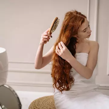 Ce beneficii are biotina pentru păr și unghii? + De ce tot mai multe persoane o includ în rutina zilnică