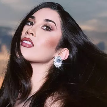 Cine este Adda de la Power Couple 2026. A renunțat la facultate pentru muzică, a avut boala Lyme și a scris o carte