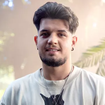 Cine este Babasha de la Desafio: Aventura. A cântat cu Coldplay în România și provine dintr-o familie de artiști