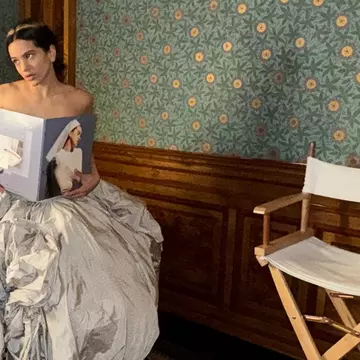 Cine este Loli Bahia, presupusa iubită a artistei Rosalia. Cum au fost fotografiate cele două pe străzile din Paris