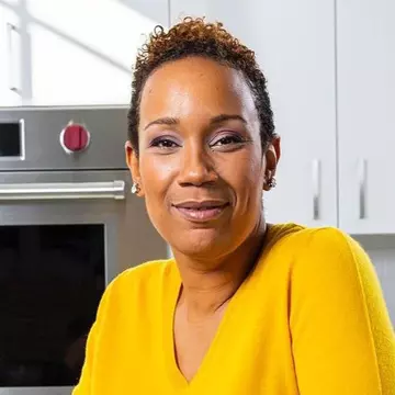 Elle Simone Scott a murit la 49 de ani. Vedeta de televiziune a pierdut lupta cu cancerul