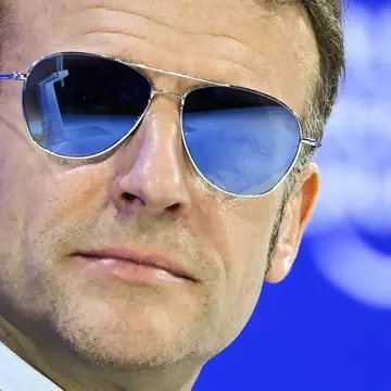 De ce a purtat Emmanuel Macron ochelari de soare la Davos 2026. Președintele francez a explicat situația