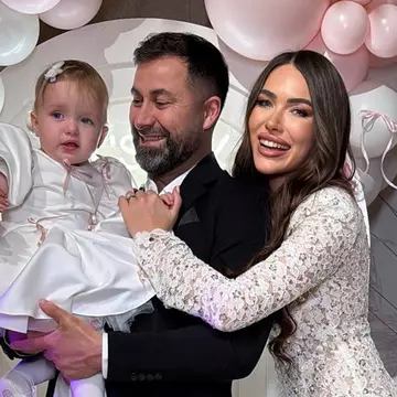 Iustina Loghin de la Insula Iubirii, sezonul 8, criticată dur pentru cum își crește fetița. Ce replică le-a dat celor care au blamat-o: „Avem copii fericiți, nu stresați!”