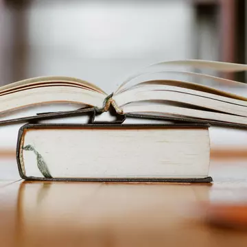 Aromă de scorțișoară și fluturi în stomac – lectura pe care nu o vei uita curând