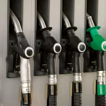 Statul oferă bonuri de combustibil de 1.500 lei. Cine le va primi