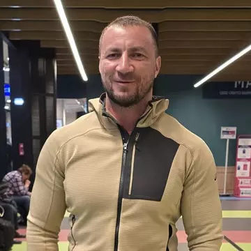 Cine este Marian Godină de la Survivor România 2026. Este polițist, influencer, scriitor, este însurat și are doi copii