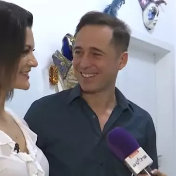 Cum arată apartamentul în care locuiesc Dinu Maxer și Magdalena Chihaia. Este decorat ca un muzeu: „Colecția de măști este venețiană”