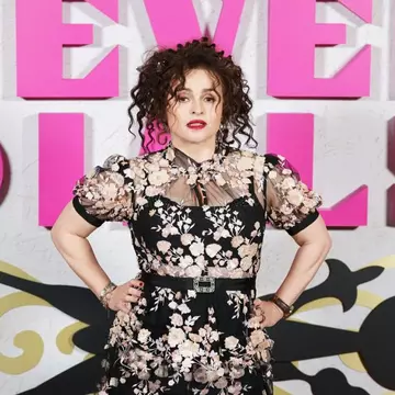 Cum arată iubitul actriței Helena Bonham Carter. Este cu 21 de ani mai tânăr decât ea: „Este incredibil de matur”