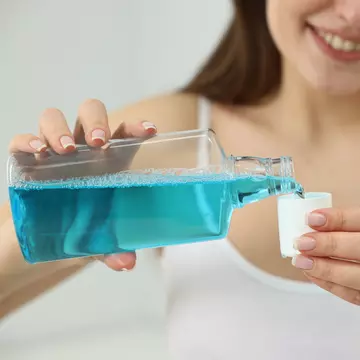 Apa de gură - proprietăţi, beneficii, riscuri, cum se foloseşte