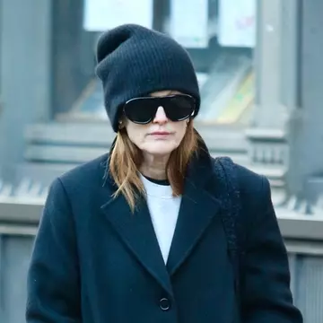 O recunoști? Are 65 de ani și este printre puținele actrițe care au ales să îmbătrânească natural, fără Botox și operații estetice