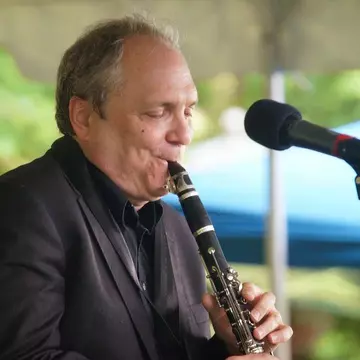Cântărețul de jazz Ken Peplowski, găsit mort pe un vas de croazieră. Avea 66 de ani