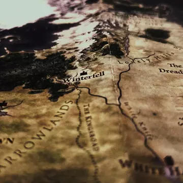 Cărți celebre care au devenit filme și seriale de succes: titluri clasice și hituri recente