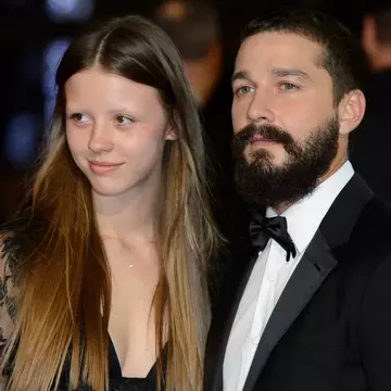 Mia Goth și Shia LaBeouf s-au despărțit în secret după 13 ani de relație