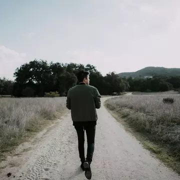 Sacoul masculin: de la piesă formală la element definitoriu în stilul urban