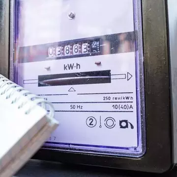 Cum vrea ANRE să scadă facturile românilor. Alerte pe telefon dacă depășești consumul estimat