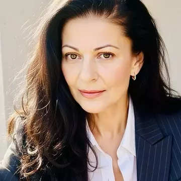 Elena Cârstea, în scaun cu rotile la întoarcerea în țară: „Nu pot să merg”. Artista a revenit în România după 10 ani