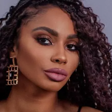 Laurette, imobilizată la pat de 6 luni. Vedeta a suferit complicații în urma unor intervenții estetice: „Încă mai am de făcut câteva operații”