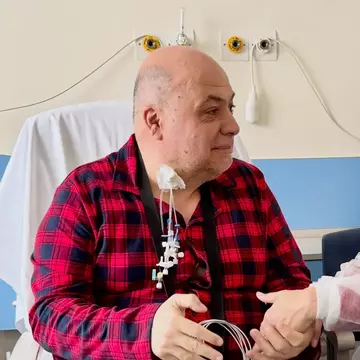Primele imagini cu Constantin Zamfirescu, „Gogoașă” din „Trăsniții”, după operația pe cord. Andreea Marin l-a vizitat în spital