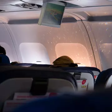 Deces la bordul unei aeronave care a aterizat de urgență la București. Victima era un artist important