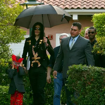 Băieții lui Michael Jackson, Bigi și Prince Jackson, eleganți la premiera filmului biografic „Michael”, din Berlin